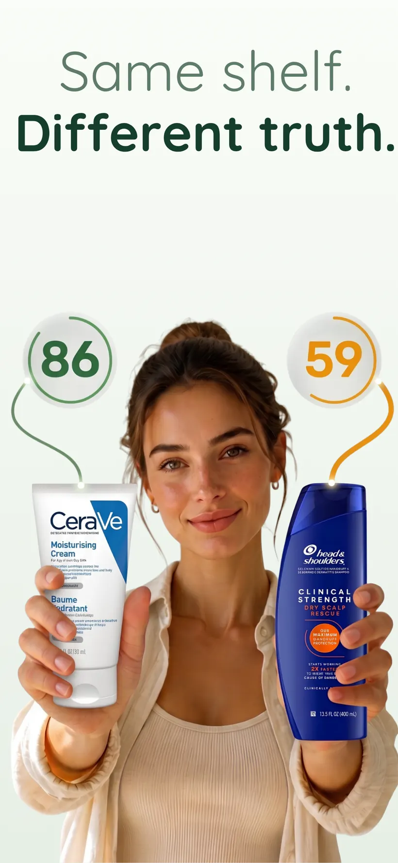 Uma mulher segura um creme hidratante com 86 pontos e um champô com 59, com as pontuações da Yukka por cima